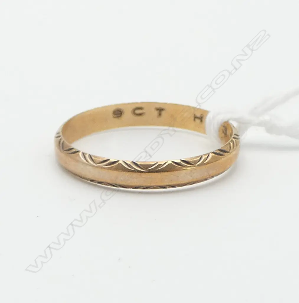 9ct GOLD BAND RING patterned border 1.28gms SIZE N1/2 Image 1++