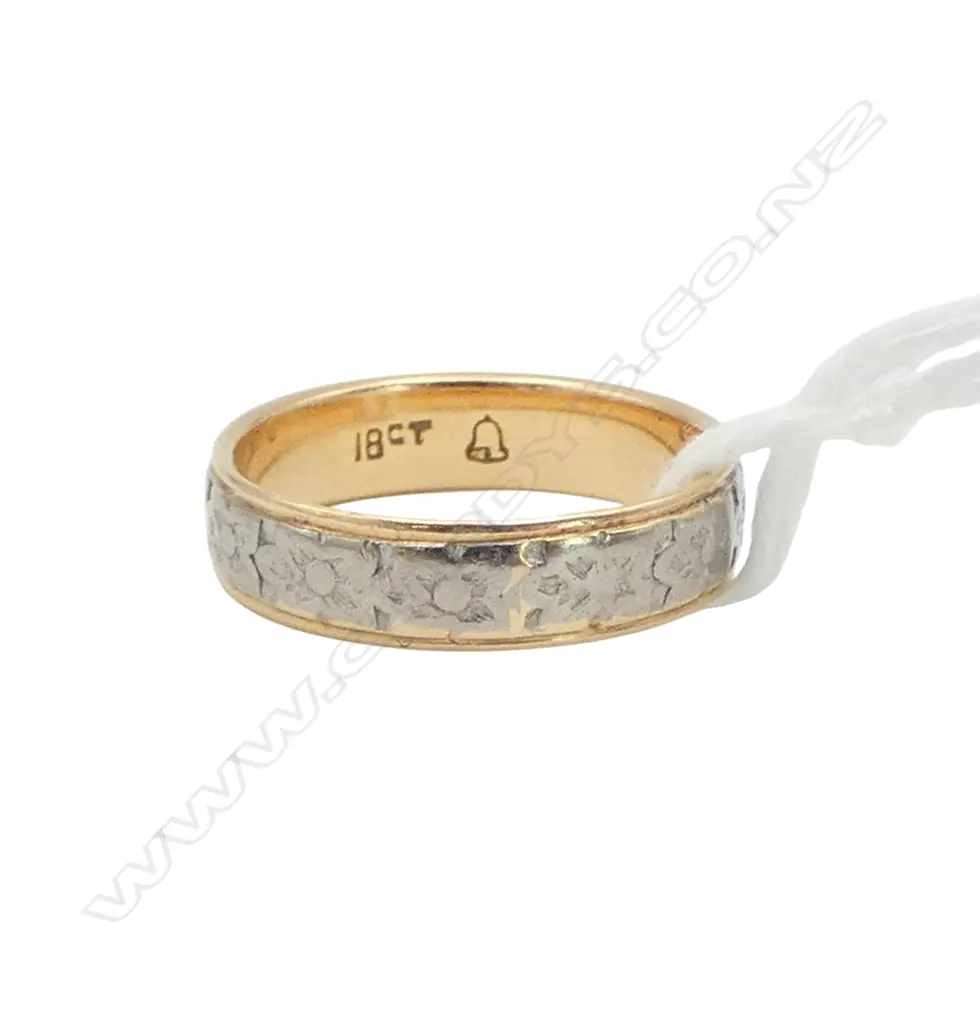 18ct Y/GOLD RING with white gold floral band 4.14gms SIZE N Image 1++