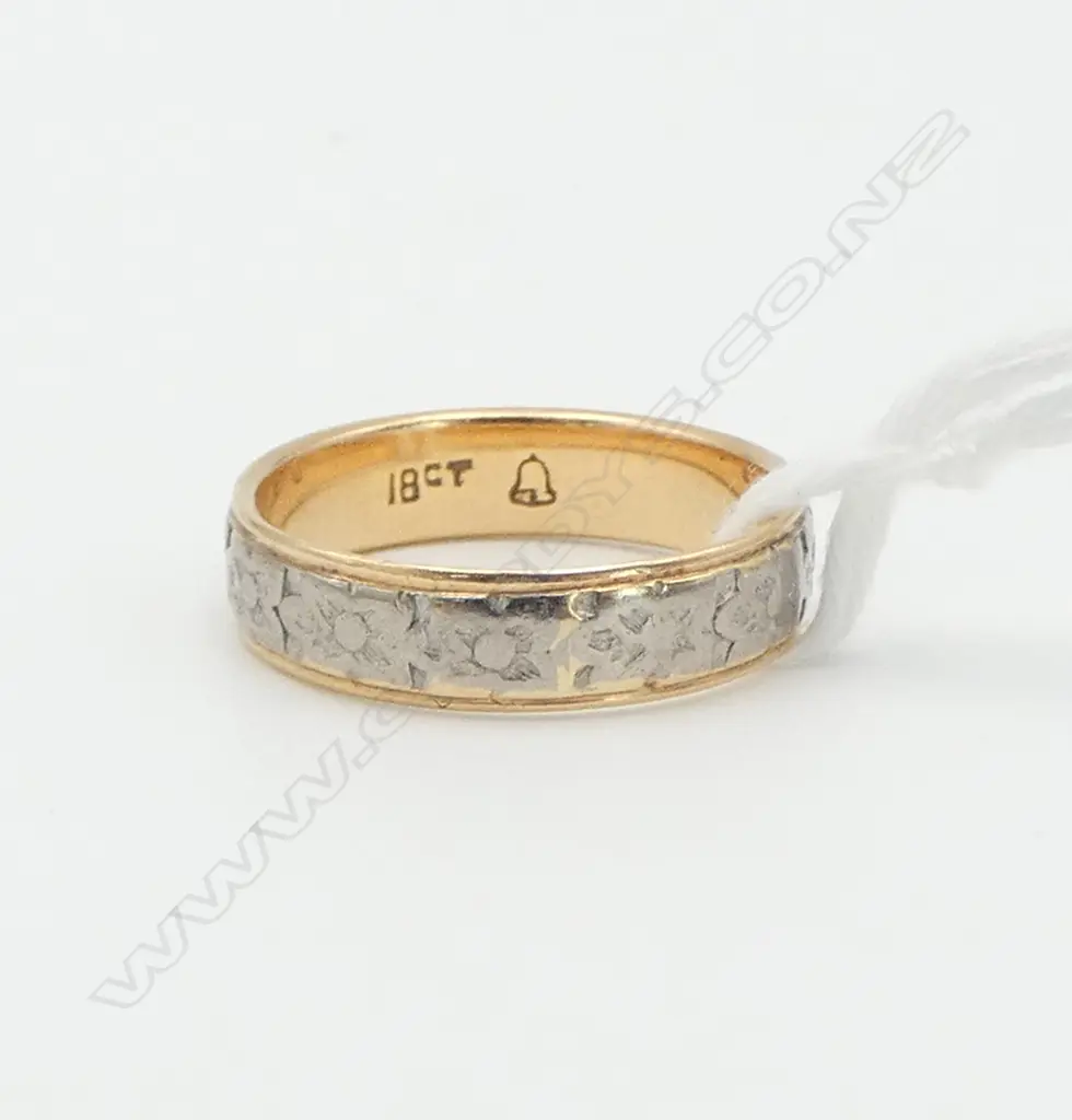 18ct Y/GOLD RING with white gold floral band 4.14gms SIZE N Image 1++