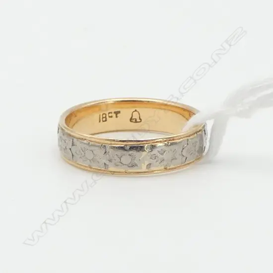 18ct Y/GOLD RING with white gold floral band 4.14gms SIZE N