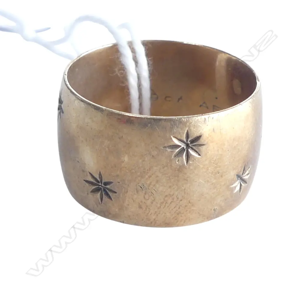 VERY WIDE 9ct GOLD BAND RING star engraved 8.26gms SIZE R Image 1++