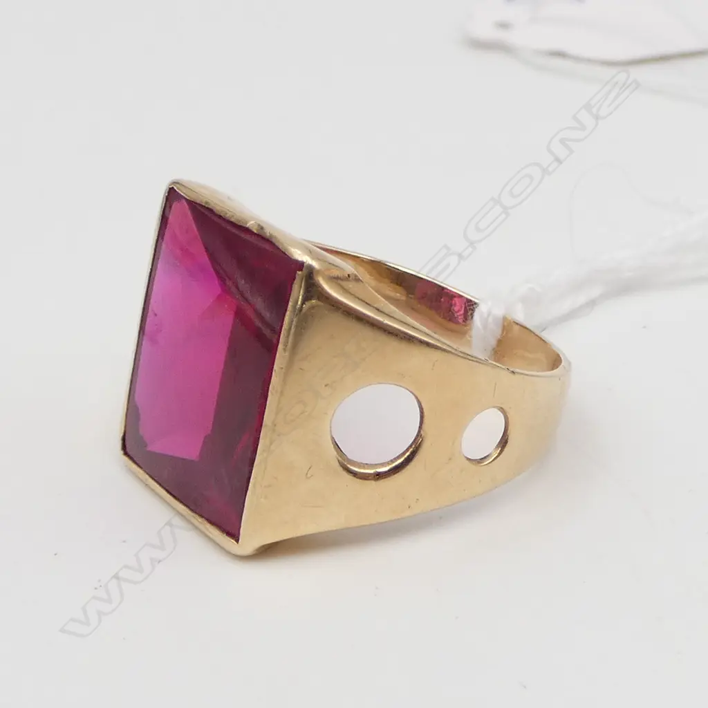 RETRO 9ct GOLD & LGE RED STONE signet type RING 6.3gms SIZE S Image 1++