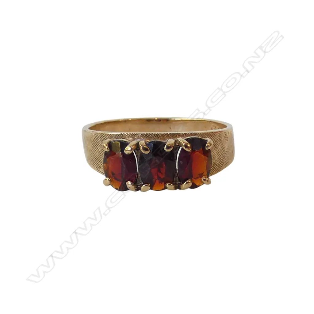 9CT GARNET 3x STONE RING, 3.1gms size P Image 1++