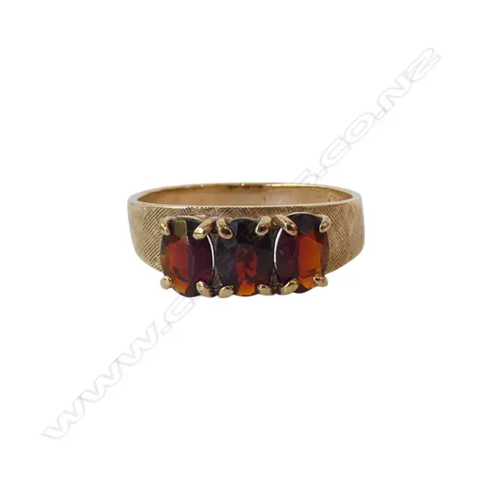 9CT GARNET 3x STONE RING, 3.1gms size P