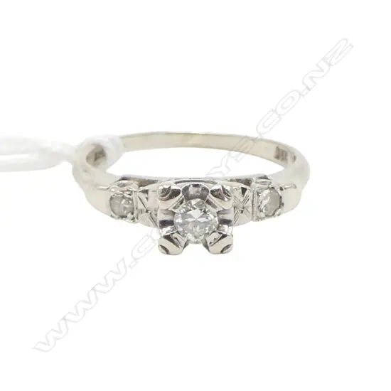 14ct 3 STONE DIAMOND VINTAGE RING 2gms SIZE K