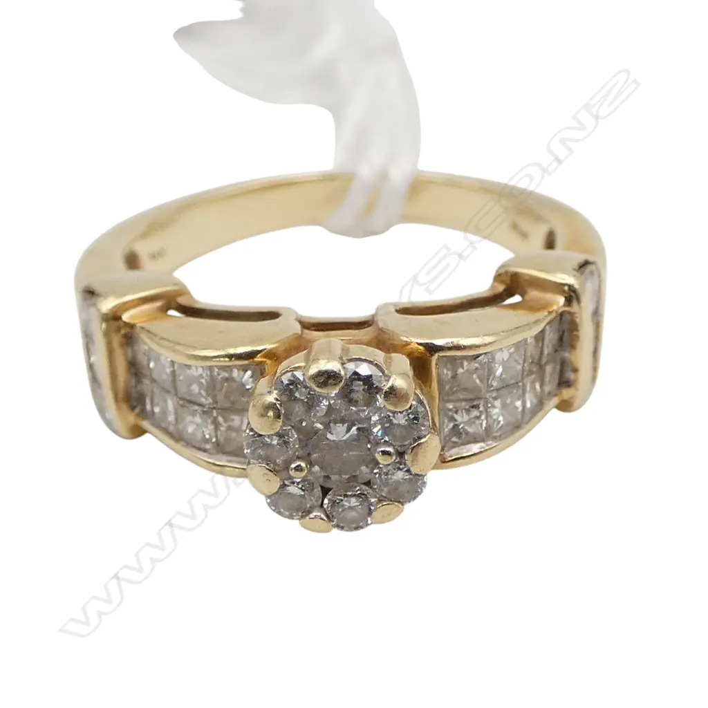 14CT GOLD AND DIAMOND CLUSTER RING 5.01gms TDW. 1.41ct SIZE N Image 1++