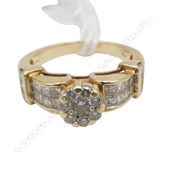 14CT GOLD AND DIAMOND CLUSTER RING 5.01gms TDW. 1.41ct SIZE N