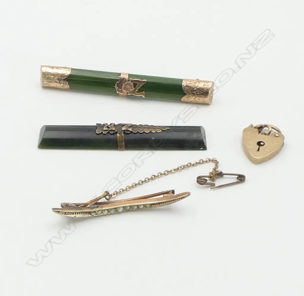 9ct GOLD HEART BRACELET CATCH + 9ct GOLD & PEARL CRESCENT BROOCH. 3.3gms + 2 pounamu & gold pces faulted Image 1++