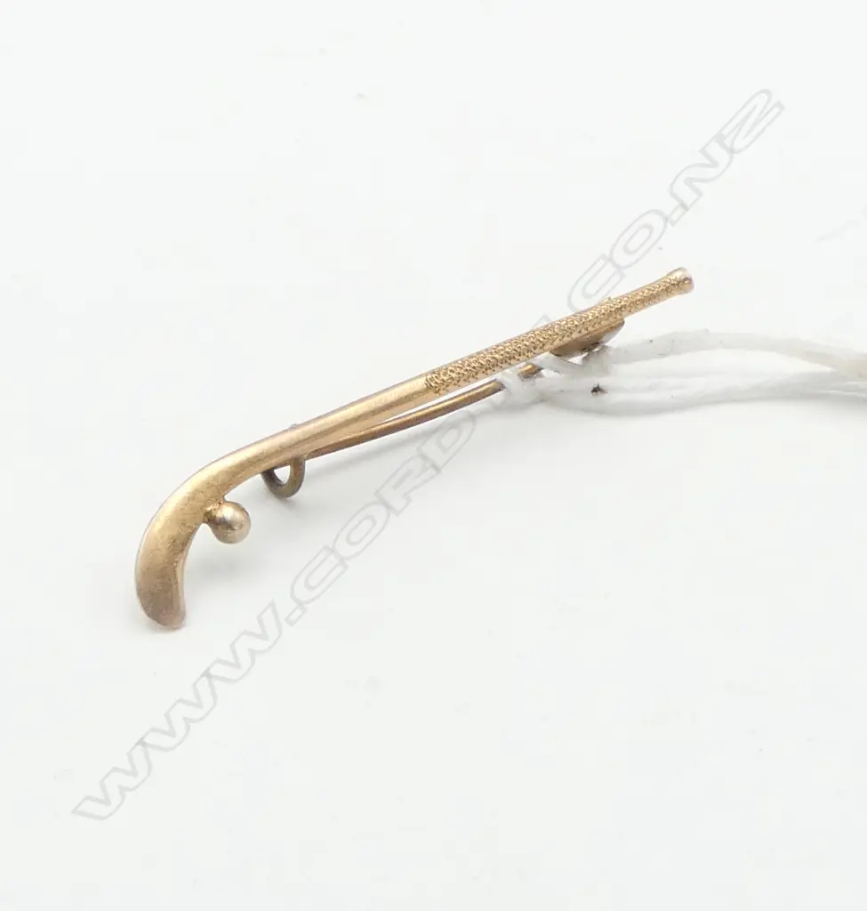 9ct ROSE GOLD HOCKEY STICK BROOCH with ball pin not gold. 2gms Image 1++