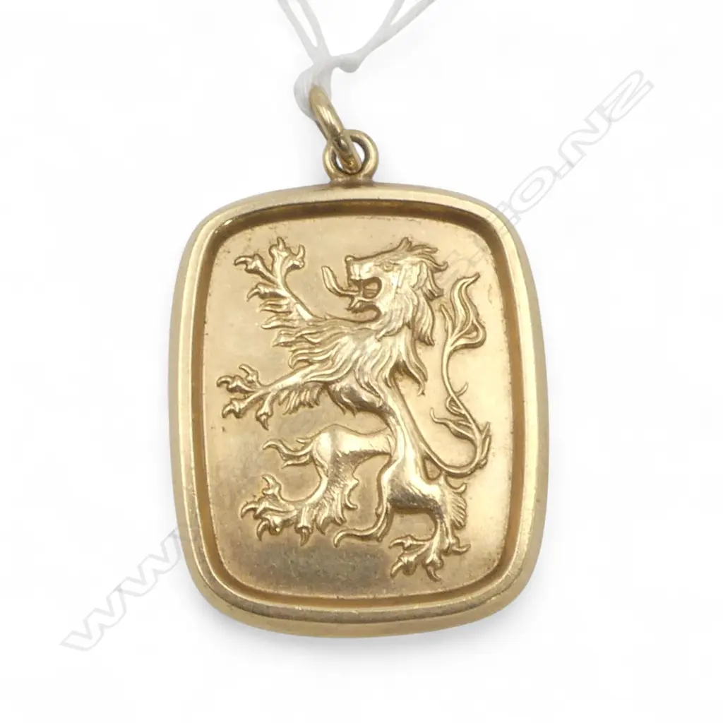 9CT yellow GOLD LGE PENDANT with standing English Lion London 1978 17.5gms Image 1++
