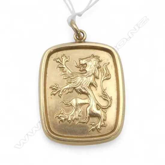 9CT yellow GOLD LGE PENDANT with standing English Lion London 1978 17.5gms