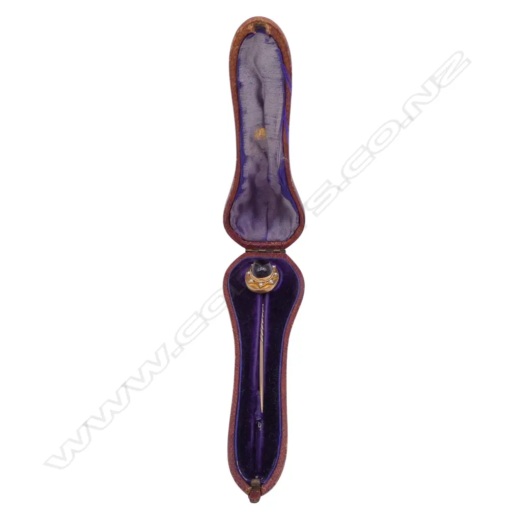 9CT  GARNET AND SEED PEARL STICK PIN L.70mm, 5.4gms CASED Image 1++