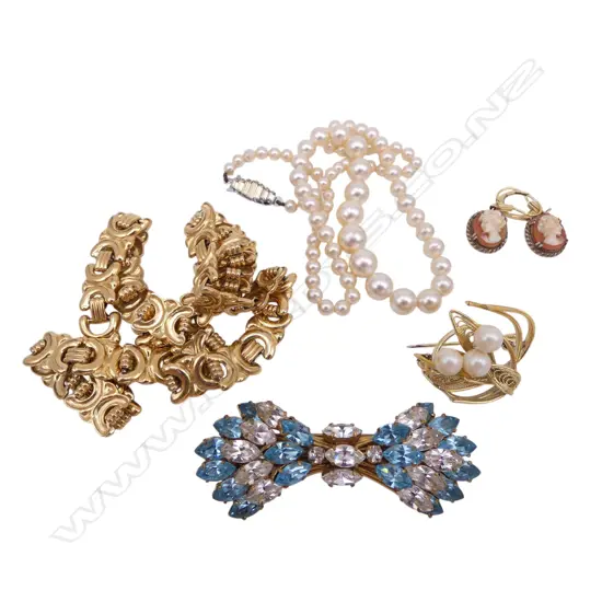 ELIZABETHAN SIMULATED PEARLS IN BOX & COSTUME CHAIN/BROOCHES/EARRINGS