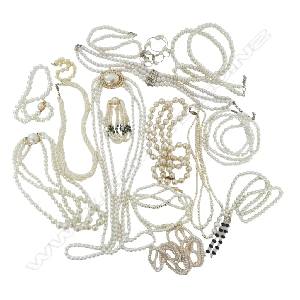 ASST. COSTUME PEARL NECKLACES Image 1++