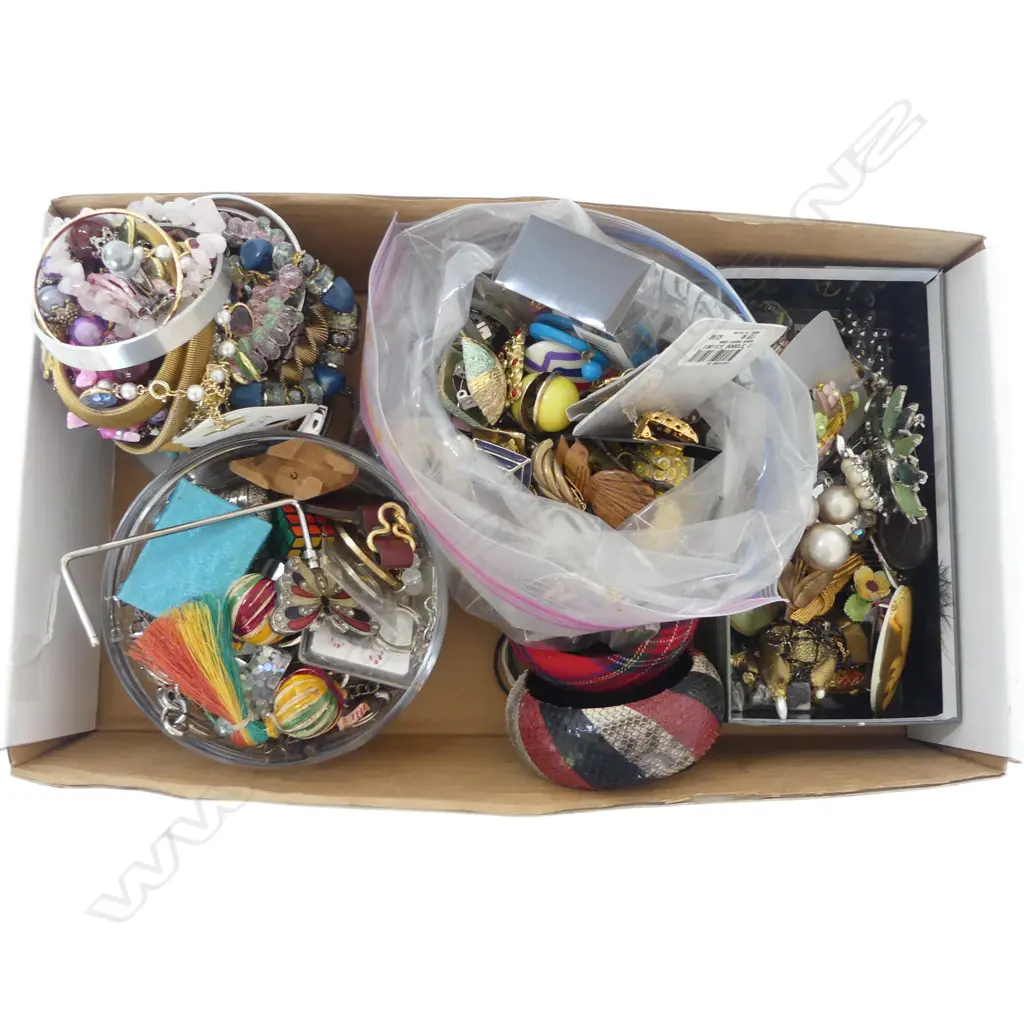 ASSST. COSTUME JEWELLERY & KEYRINGS Image 1++