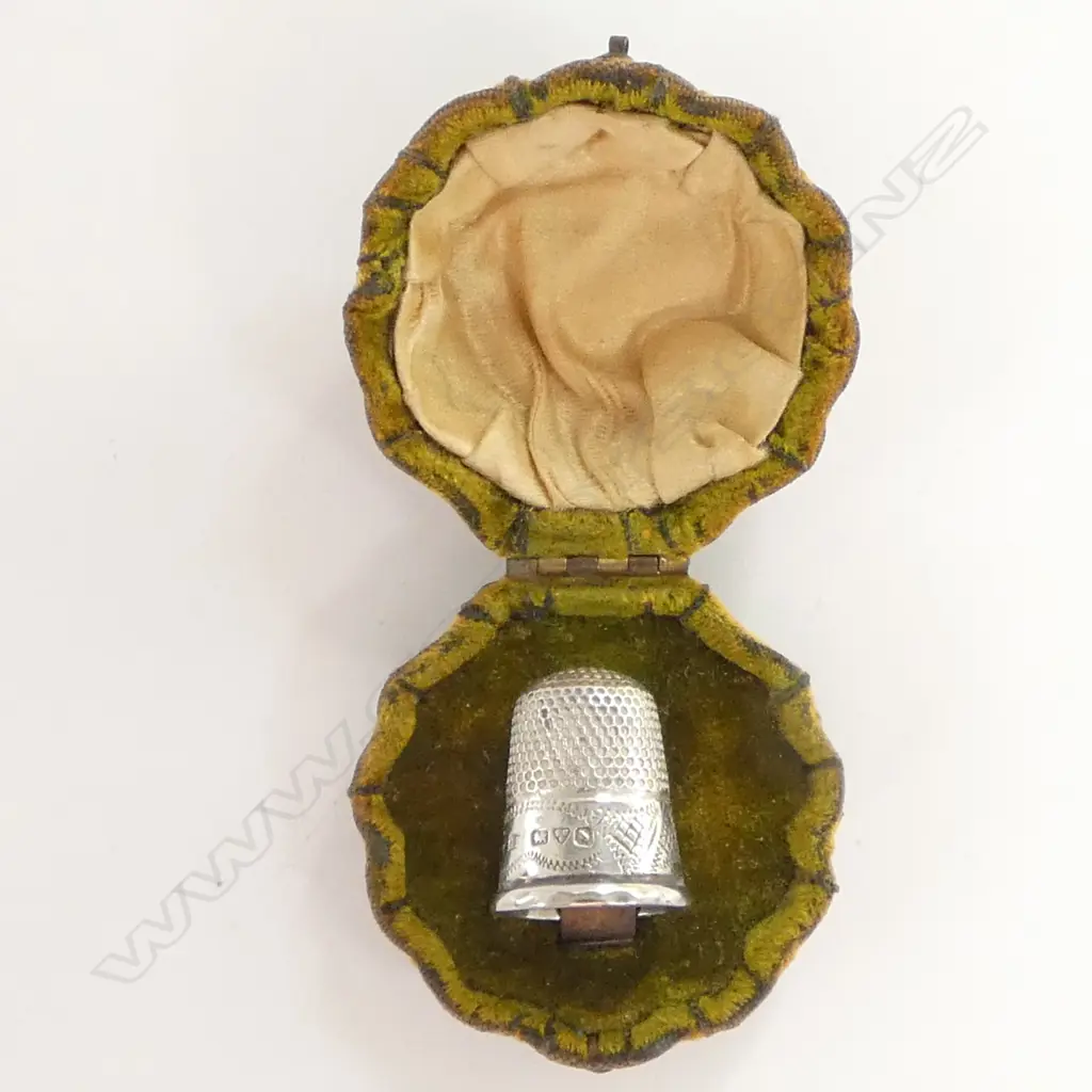 STERLING SILVER THIMBLE IN SEA SHELL CASE W.45mm Image 1++