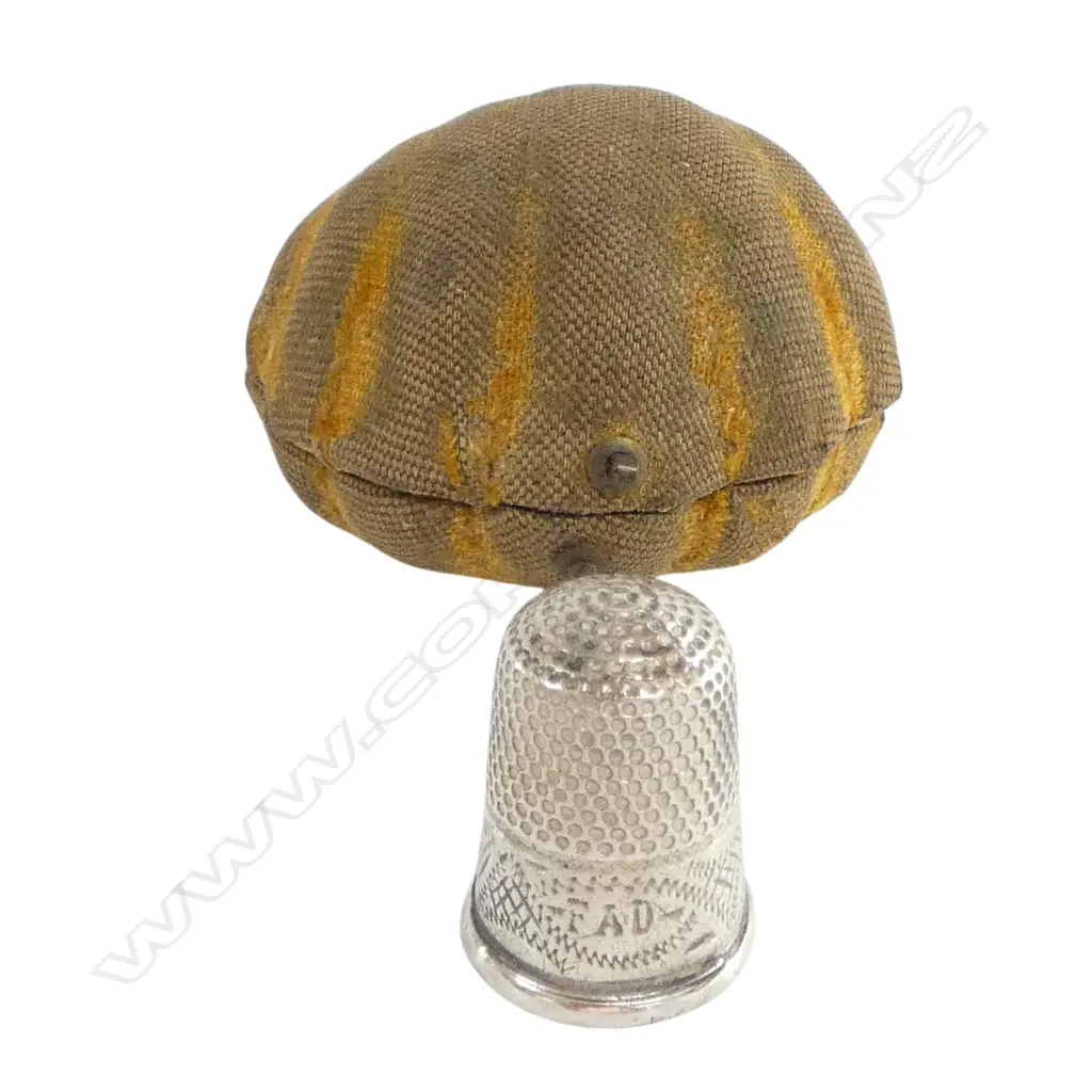 STERLING SILVER THIMBLE IN SEA SHELL CASE W.45mm Image 1++