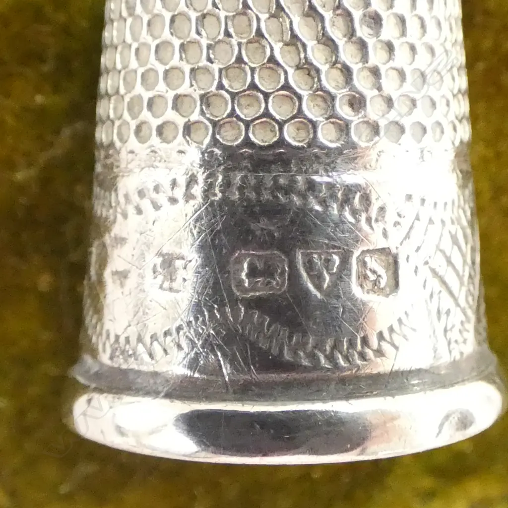 STERLING SILVER THIMBLE IN SEA SHELL CASE W.45mm Image 1++