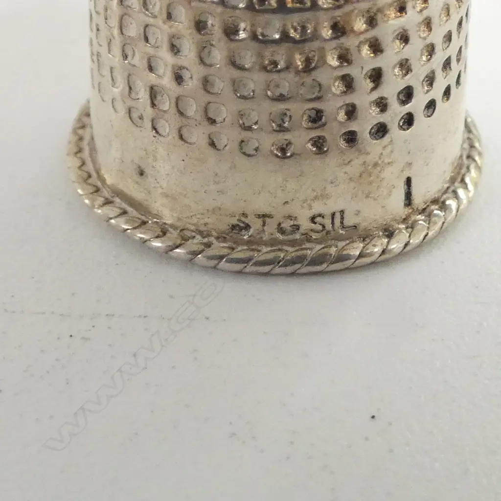 6 PCES SILVER; 4 THIMBLES, RING, CONTAINER 31gms Image 1++