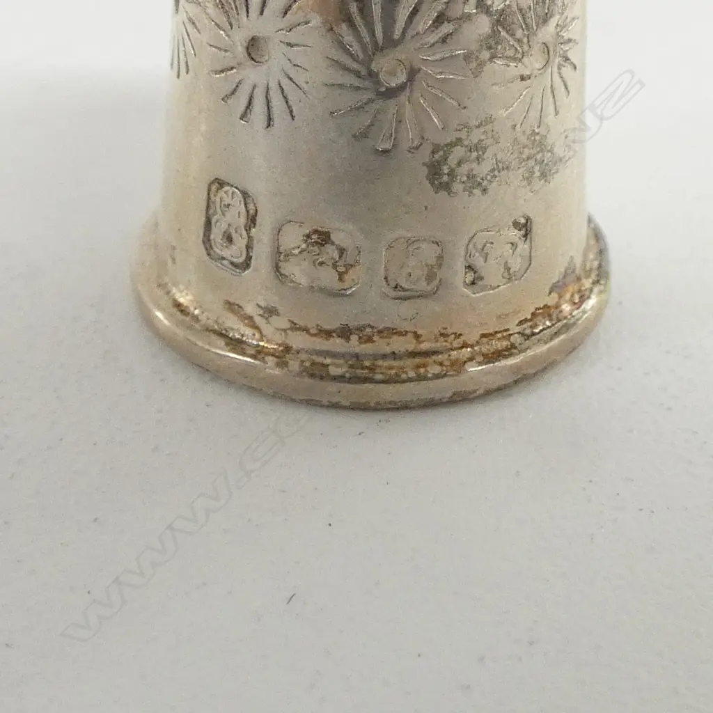 6 PCES SILVER; 4 THIMBLES, RING, CONTAINER 31gms Image 1++