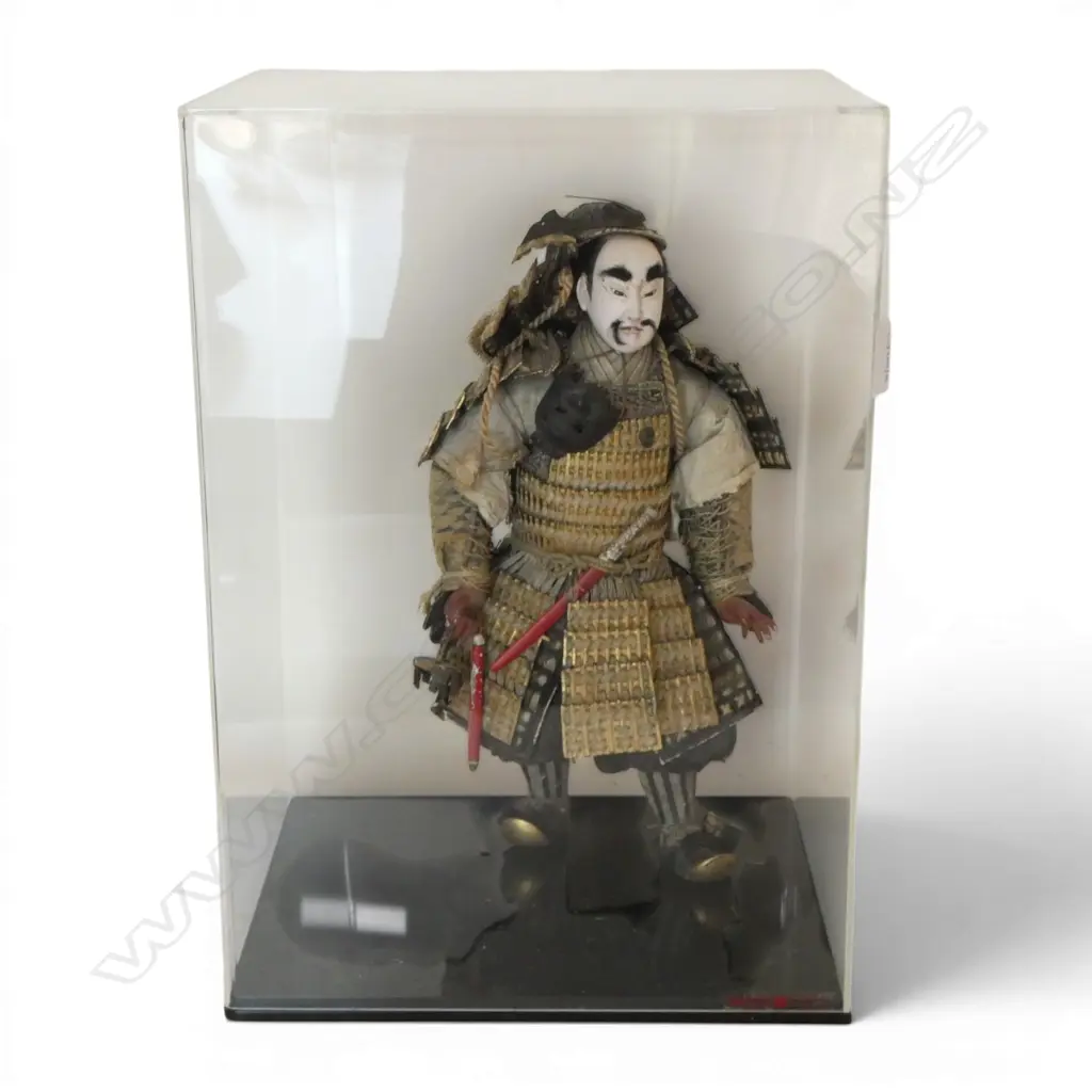VINTAGE JAPANESE SAMURAI DOLL H.370mm IN PERSPEX DISPLAY CASE 305x250x435mm Image 1++