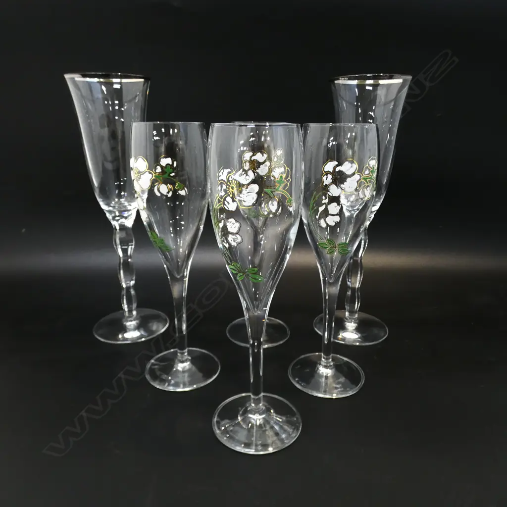 6 WINE GLASSES, 4 PERRIER JOUET CHAMPAGNE FLUTES & 2 OTHERS Image 1++