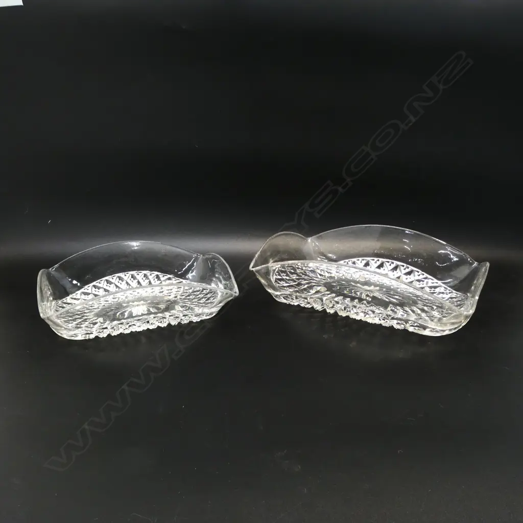 2 MOULDED GLASS SERVING DISHES W.235mm Image 1++