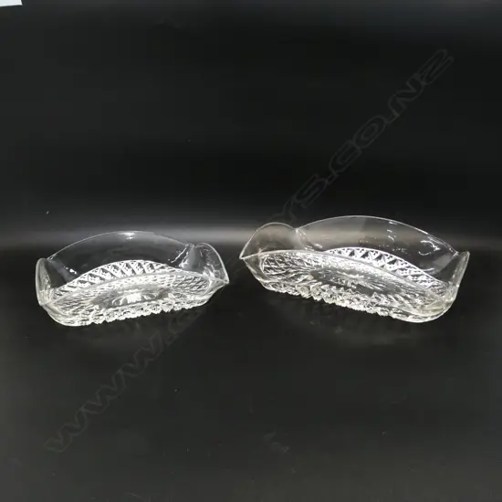 2 MOULDED GLASS SERVING DISHES W.235mm