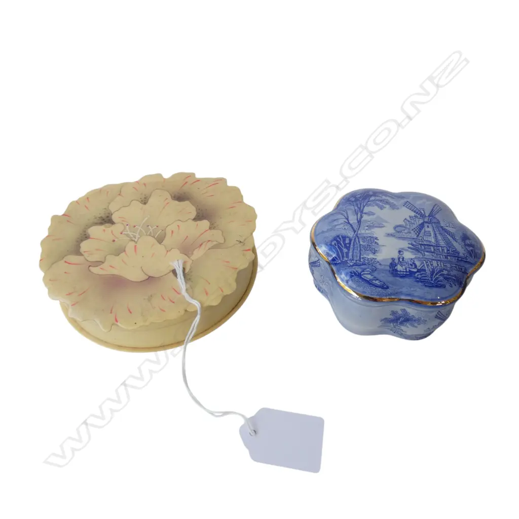 VINTAGE IVORINE POWDER BX + PALISSY LIDDED TRINKET BOX Image 1++