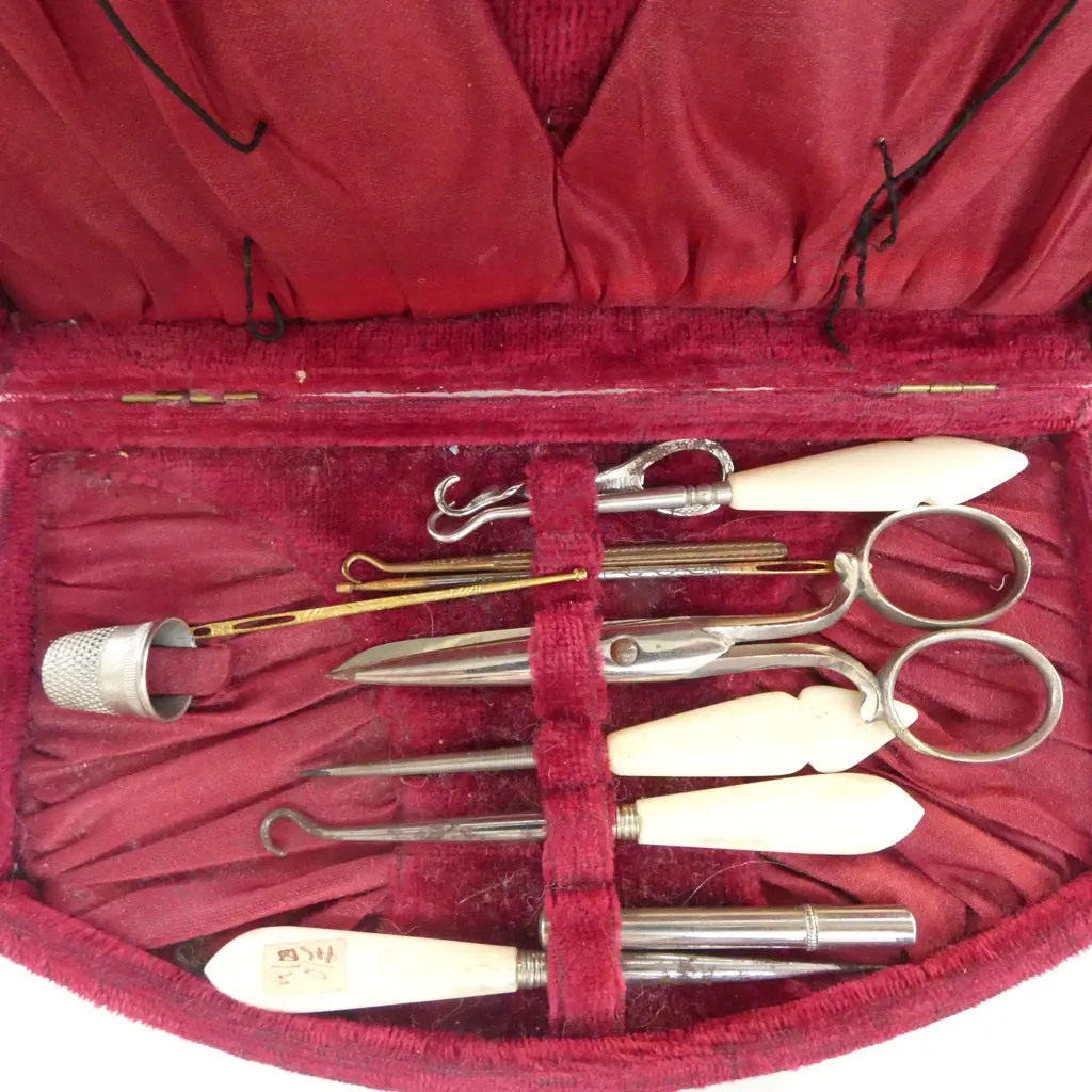 ANTIQUE RED VELVET SEWING KIT WITH FITTED INTERIOR W.180mm Image 1++