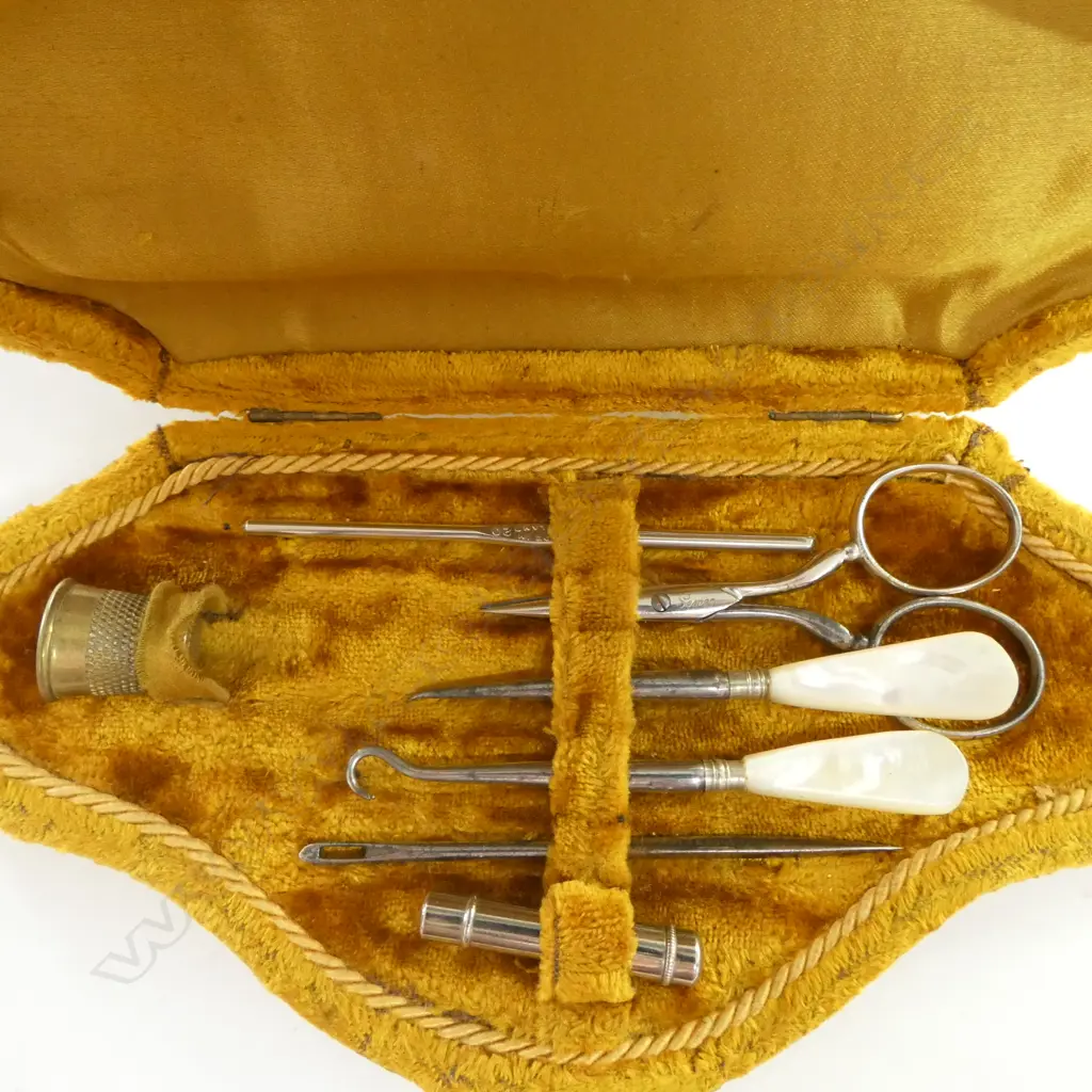 ANTIQUE YELLOW VELVET SEWING KIT WITH FITTED INTERIOR W.210mm Image 1++