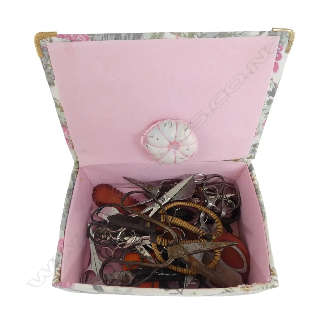 BOX OF ANTIQUE SCISSORS Image 1++