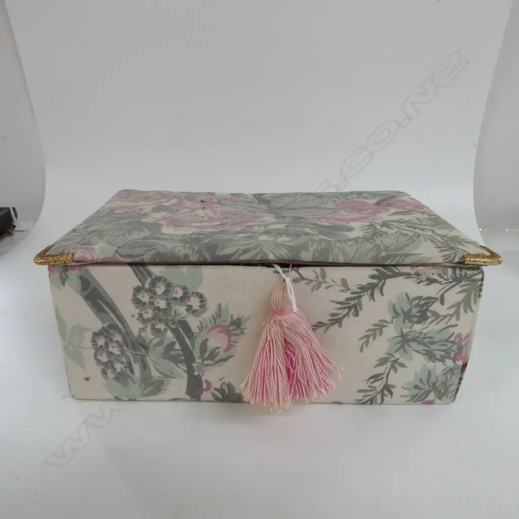 BOX OF ANTIQUE SCISSORS Image 1++