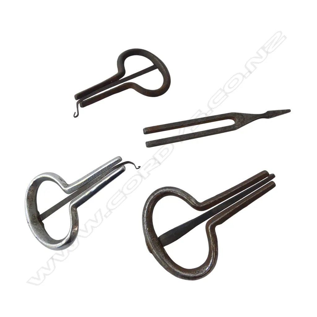 3 JEW’S HARP INSTRUMENTS ENGLAND, & PHILHARMONIC TUNER ‘OLD C’ J. WALKER, L.75-102MM Image 1++