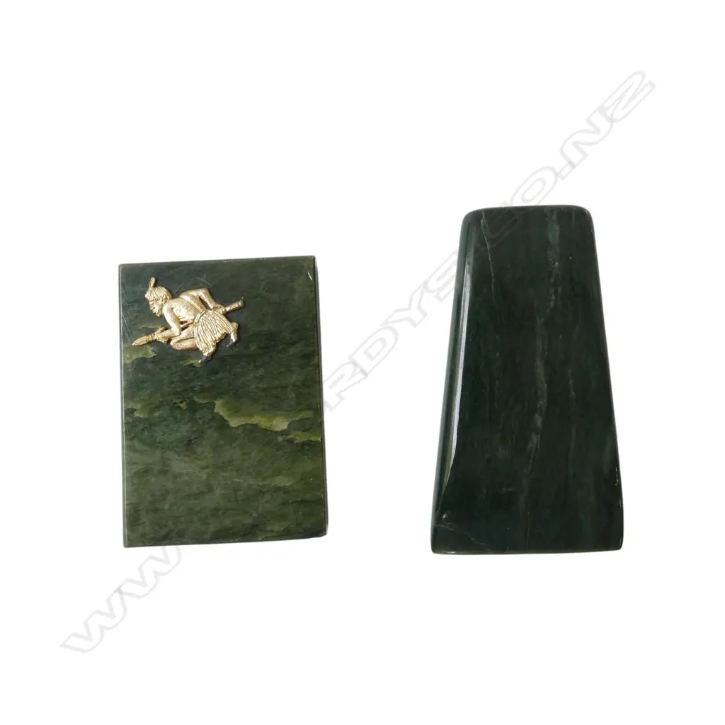 2 NEW ZEALAND POUNAMU items: paper weight w gilt warrior + toki (adze) w label. L.90mm. Image 1++
