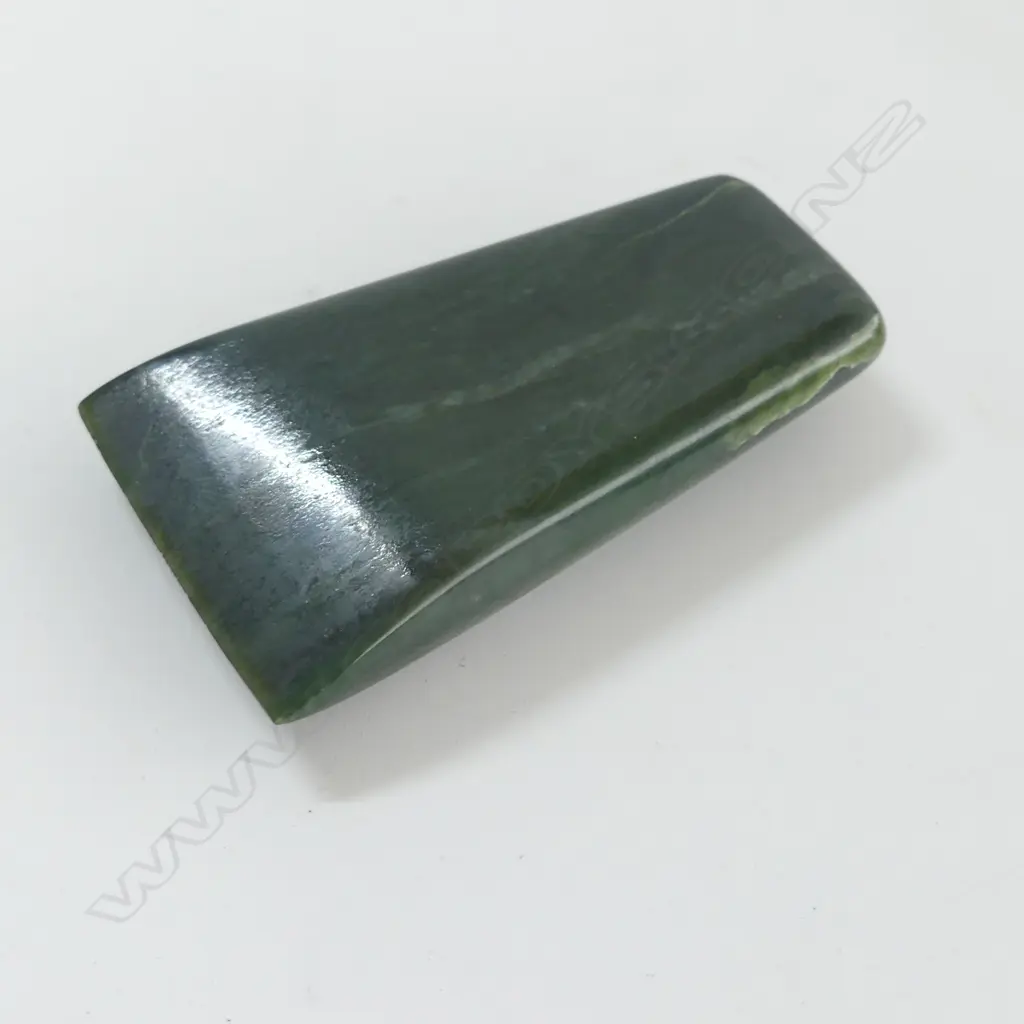 2 NEW ZEALAND POUNAMU items: paper weight w gilt warrior + toki (adze) w label. L.90mm. Image 1++