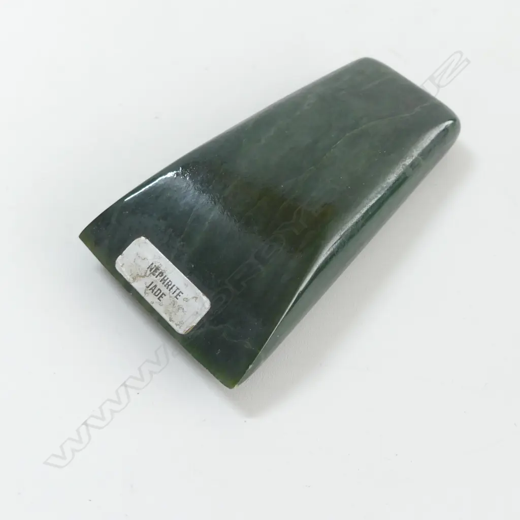 2 NEW ZEALAND POUNAMU items: paper weight w gilt warrior + toki (adze) w label. L.90mm. Image 1++