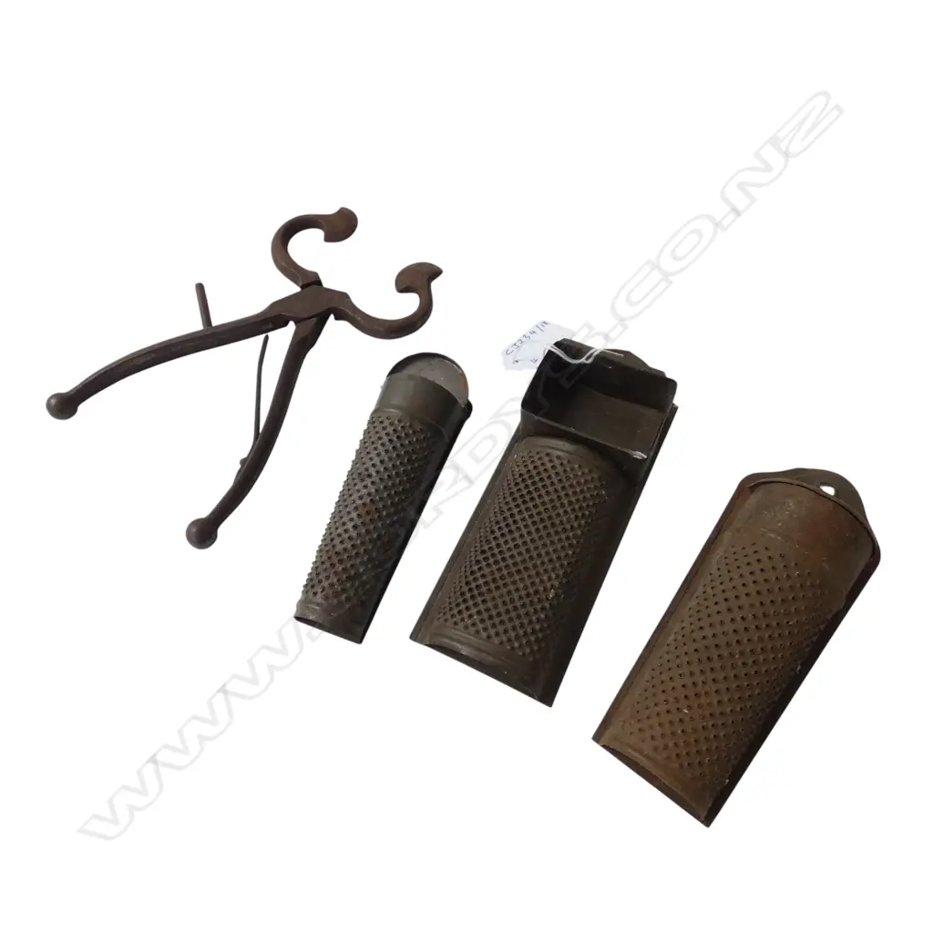 3 VICTORIAN NUTMEG GRATERS & CAST IRON SUGAR NIPS, L.140MM-190MM Image 1++