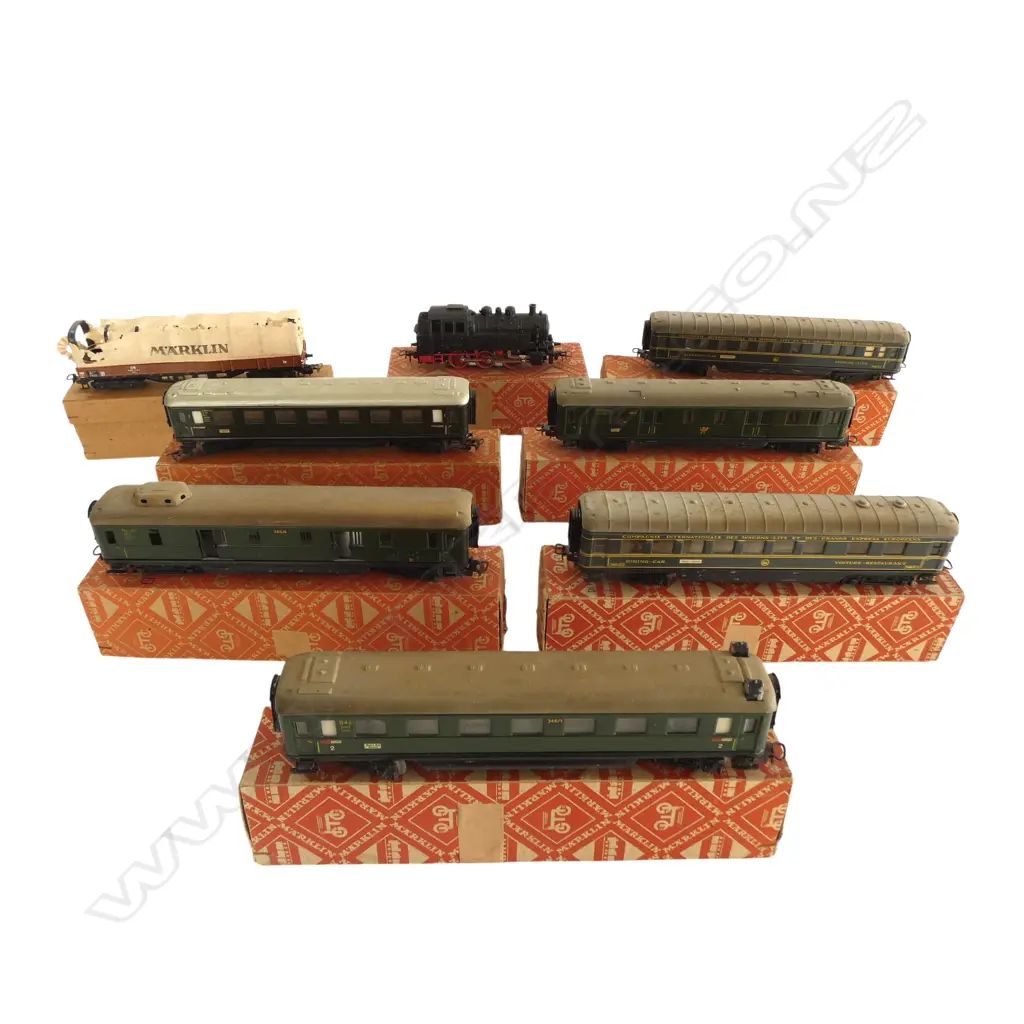 VINTAGE BOXED MARKLIN STEAM LOCOMOTIVE TM 800 + 7 BOXED MARKLIN CARRIAGES Image 1++