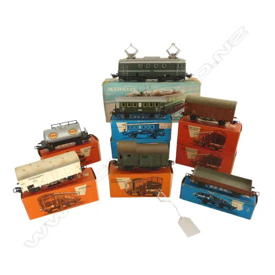 VINTAGE BOXED MARLIN ELECTRIC EXPRESS LOCOMOTIVE 3012 + 8 BOXED MARKLIN WAGON/COACHES