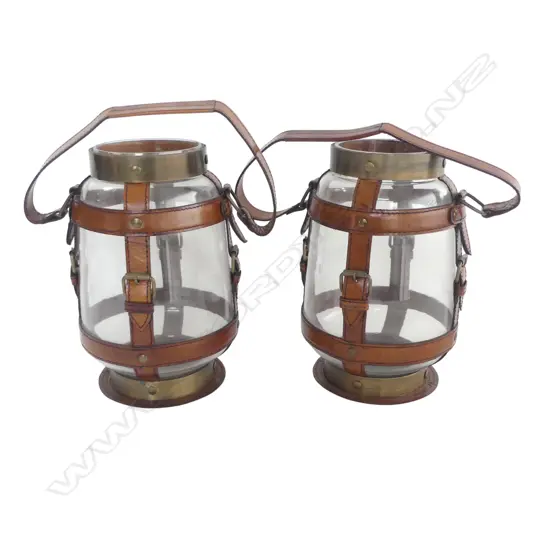 PR GLASS VASES IN LEATHER & METAL CASE H.280mm