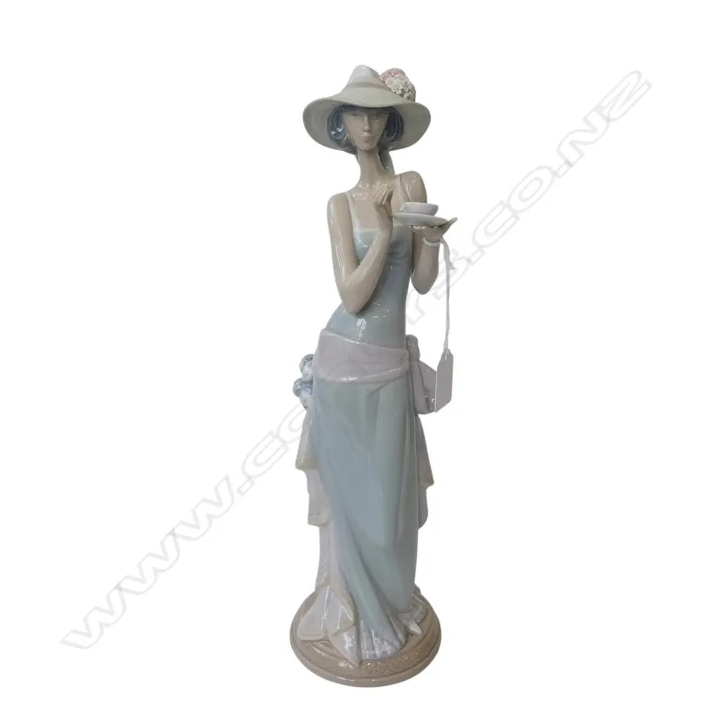    LLARDRO FEMALE FIGURINE H360mm Image 1++