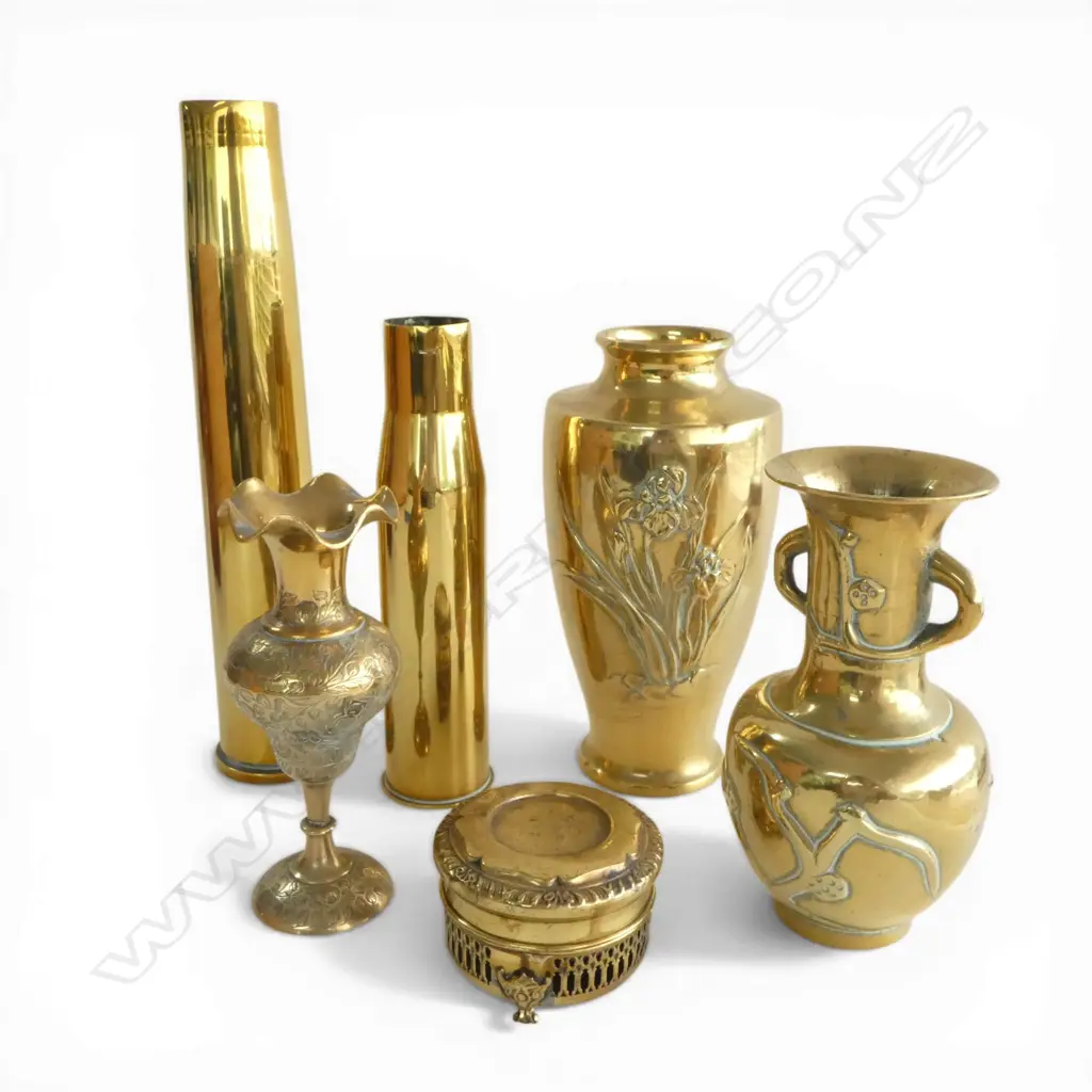ASST BRASS: 2 VASES + SMALL LIDDED POT + 2 BRASS MILITARY CARTRIDGE CASES Image 1++