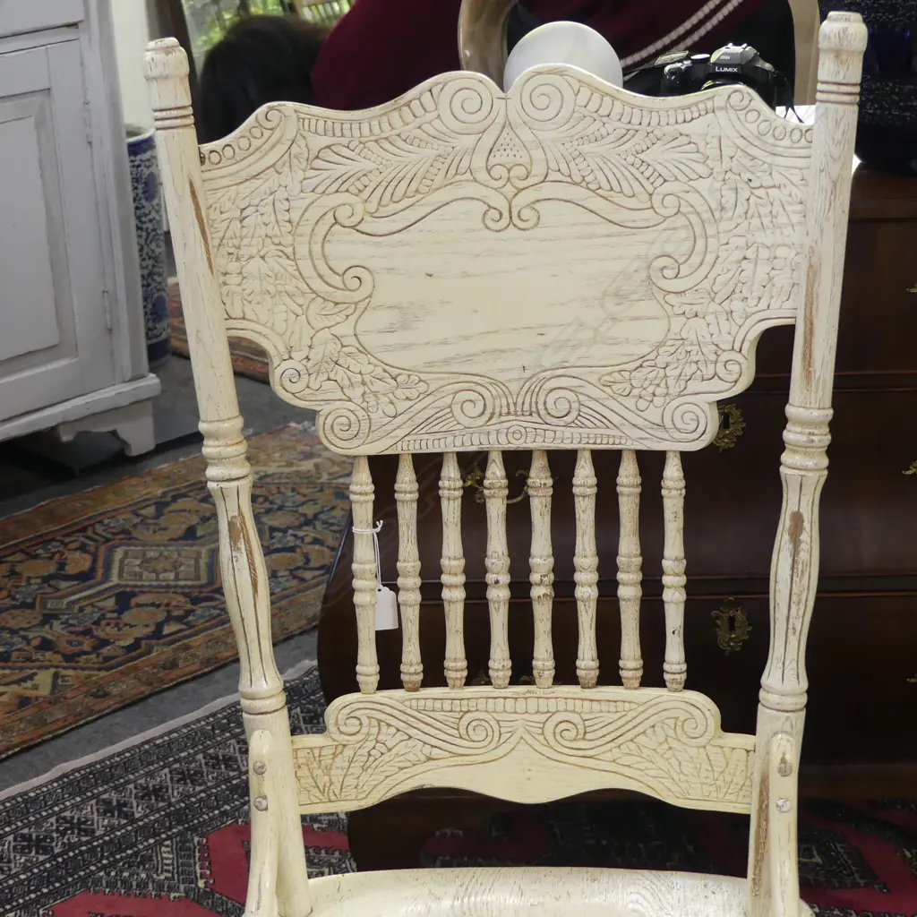 2 WHITE PAINTED DINING CHAIRS Image 1++