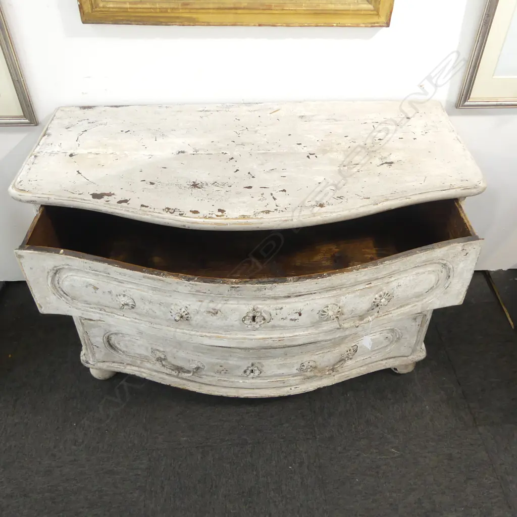 DISTRESSED BOW FRONT CHEST OF DRAWERS 1150x580x770mm Image 1++