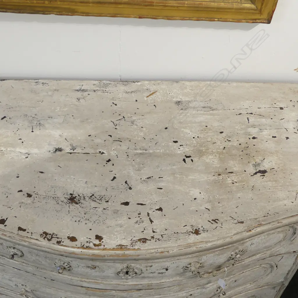 DISTRESSED BOW FRONT CHEST OF DRAWERS 1150x580x770mm Image 1++
