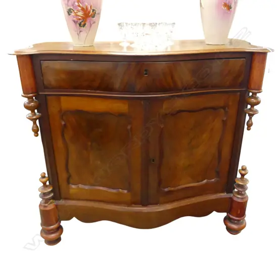VICTORIAN SERPENTINE FRONT CHEST OF DRAWERS with key, faults 1060x420x960mm