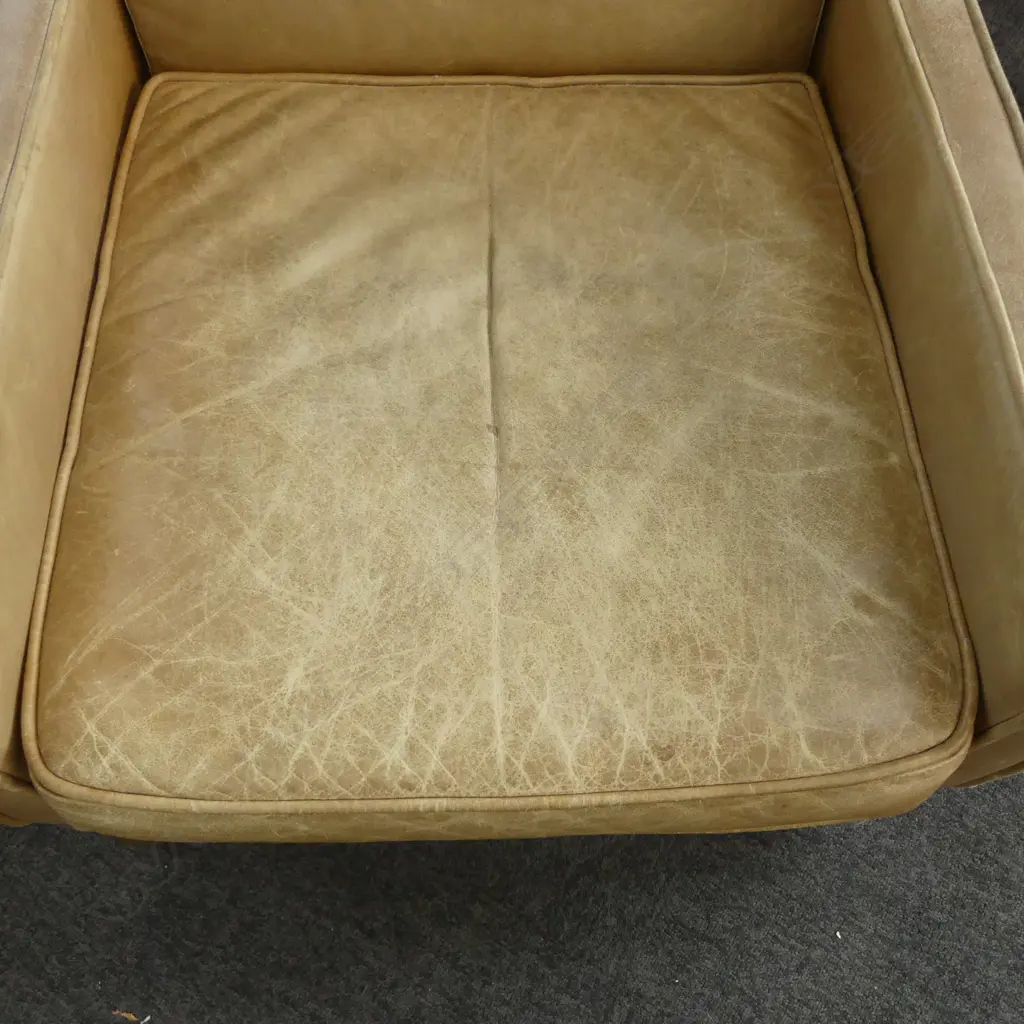 MODERN LEATHER ARMCHAIR Image 1++