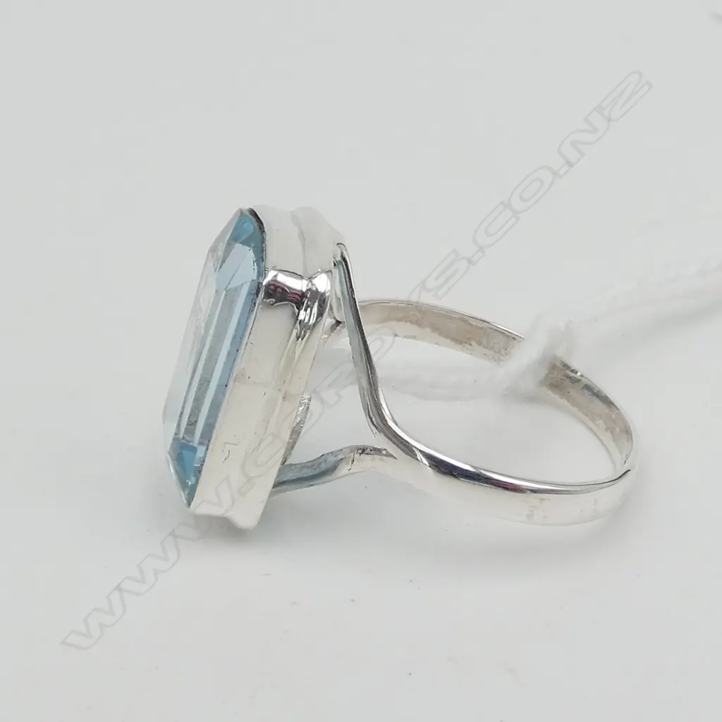 SILVER BLUE TOPAZ RING SIZE R Image 1++