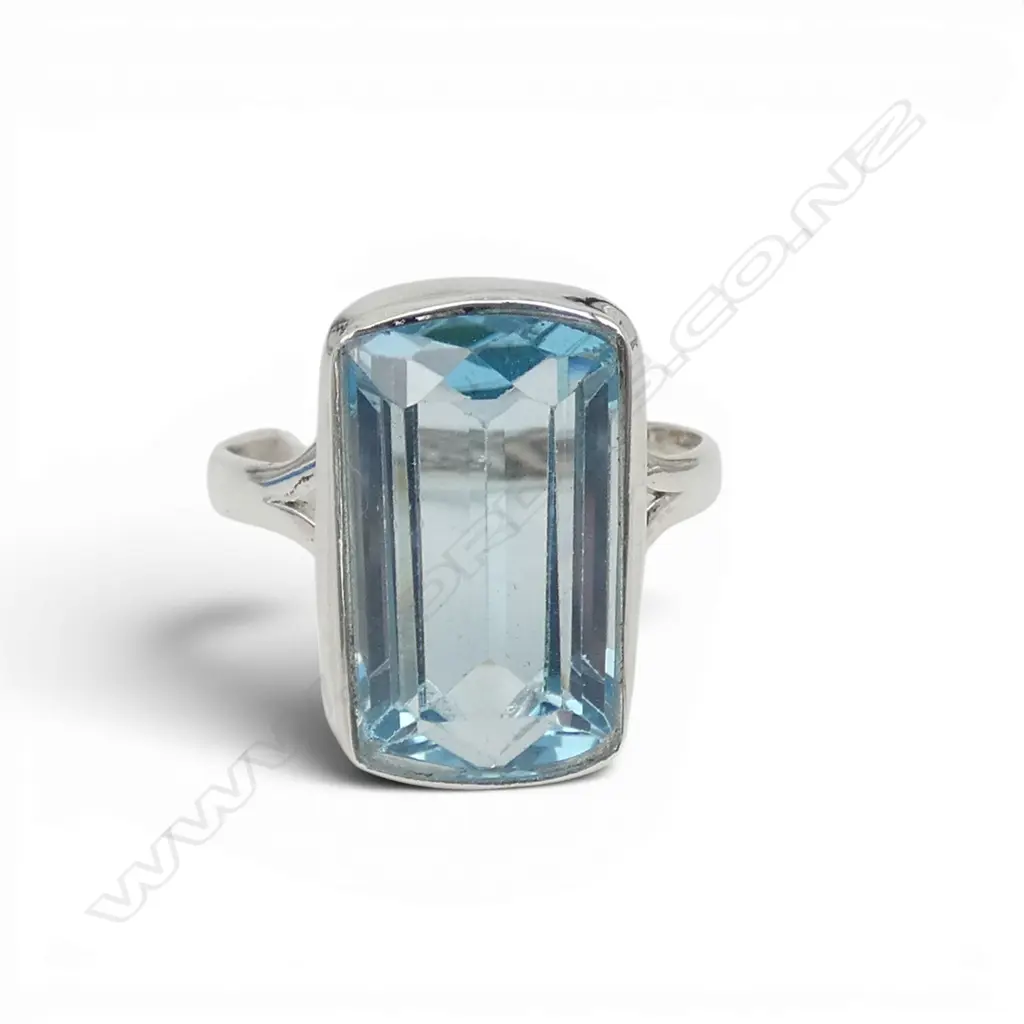 SILVER BLUE TOPAZ RING SIZE R Image 1++